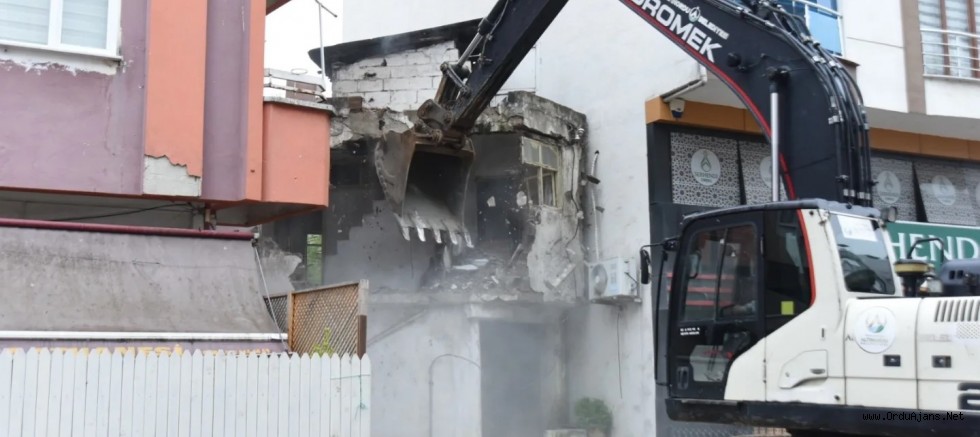 ALTINORDU’DA METRUK BİNALAR BİR BİR YIKILIYOR