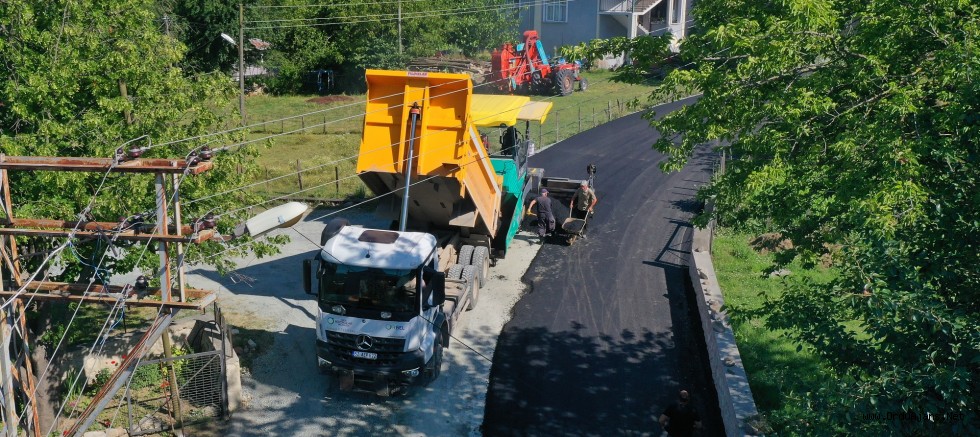 ALTINORDU YARAŞLI YOLU SICAK ASFALT KONFORUNA KAVUŞTU