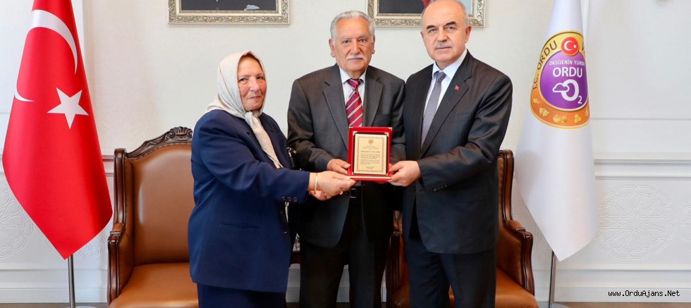 azi Halk Kütüphanesine 600 Kitap Bağışında Bulunan Tarkan Deniz’e Plaketli Teşekkür