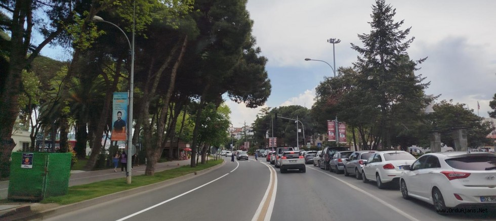 BÜYÜKŞEHİR, BULVAR VE CADDELERDE YOL ÇİZGİLERİ YENİLİYOR
