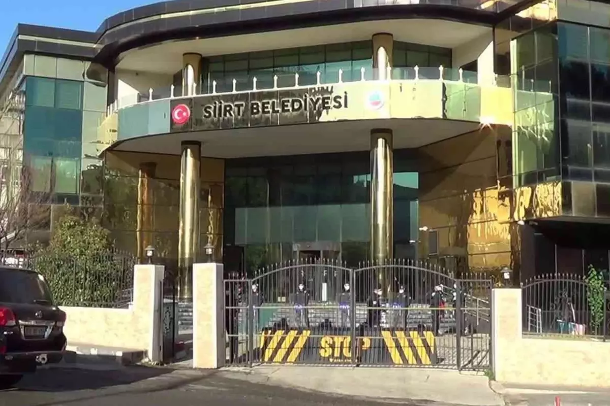 Siirt Belediye Başkanı'na Terör Suçundan Hapis, İçişleri Bakanlığı Kayyum Atadı