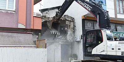 ALTINORDU’DA METRUK BİNALAR BİR BİR YIKILIYOR