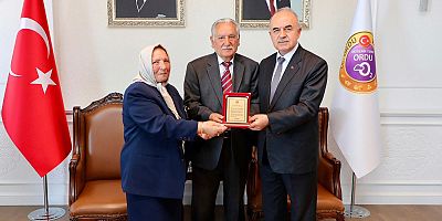 azi Halk Kütüphanesine 600 Kitap Bağışında Bulunan Tarkan Deniz’e Plaketli Teşekkür