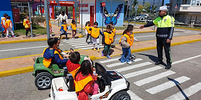 MİNİK ÖĞRENCİLERE ERKEN YAŞTA TRAFİK BİLİNCİ AŞILANIYOR