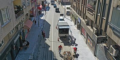 ÜNYE’NİN EN İŞLEK CADDESİNDE KALDIRIMLAR YENİLENİYOR