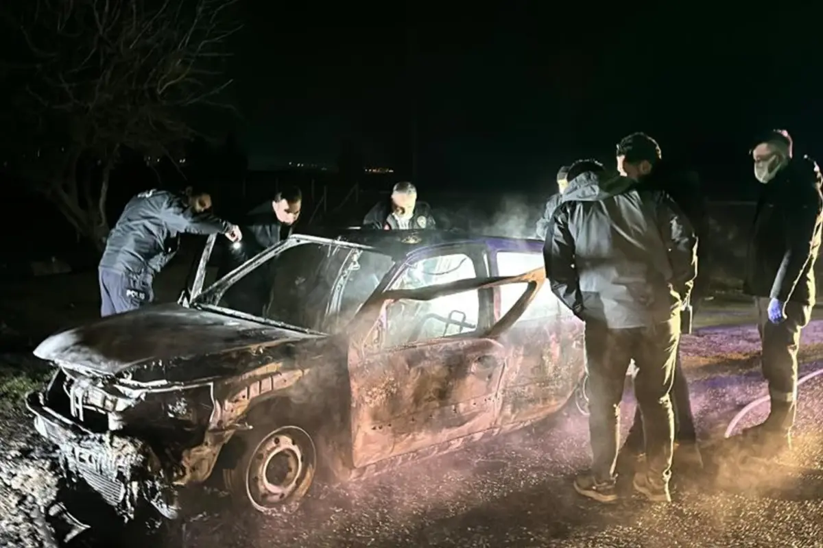 Uşak'ta Gizemli Araç Yangını: Kimliği Belirsiz Ceset Bulundu